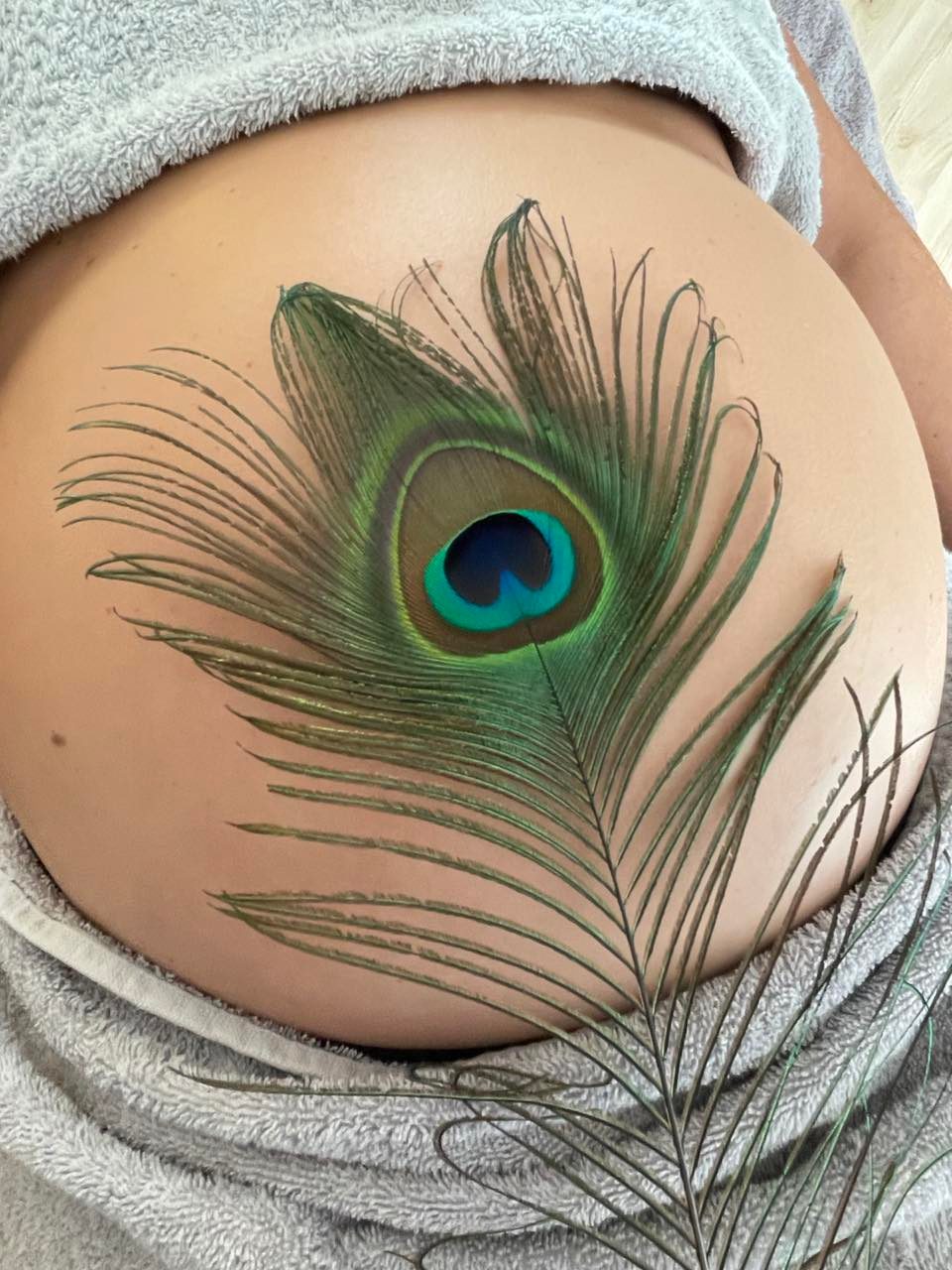 Ventre femme enceinte plume